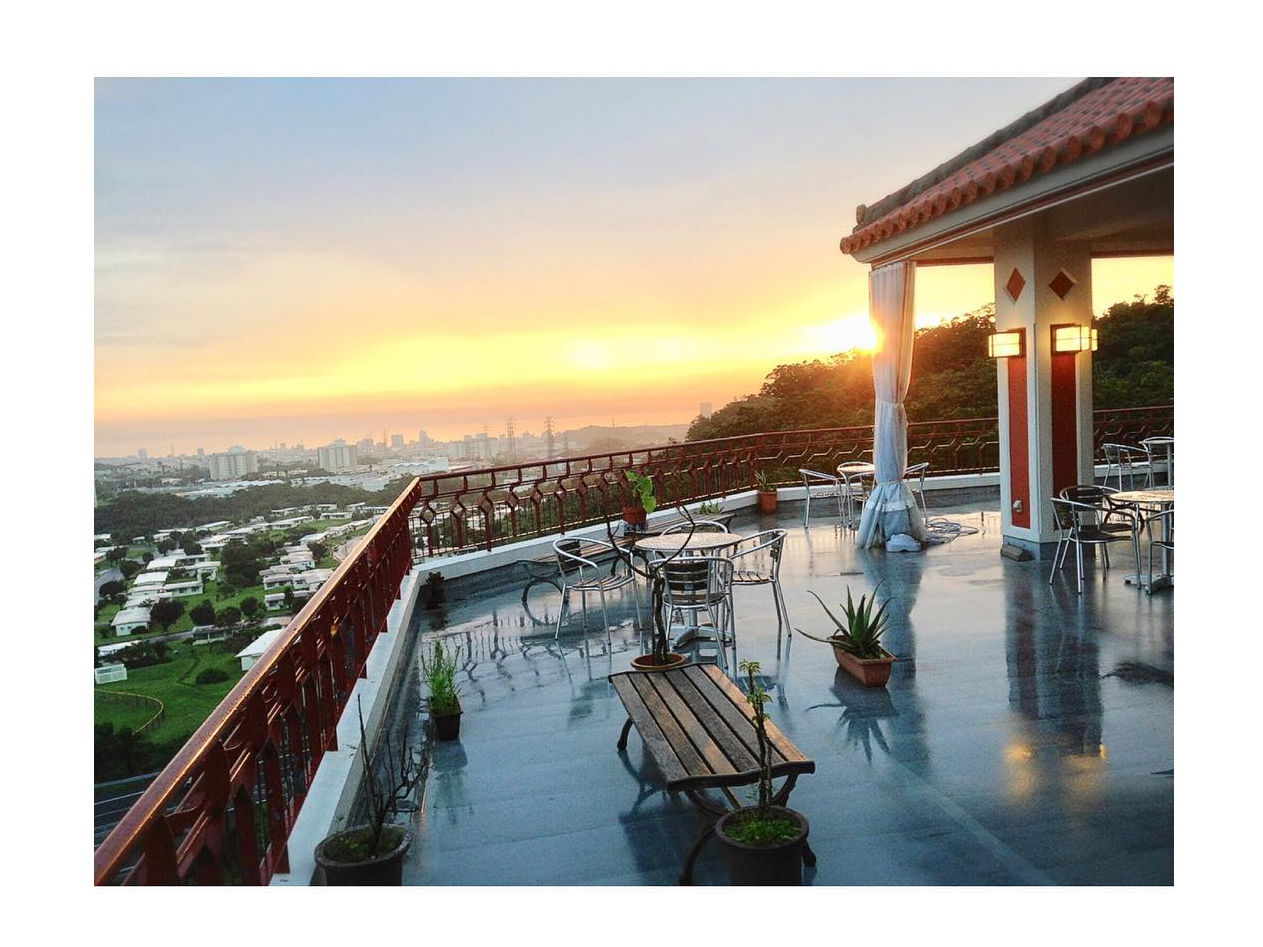 沖縄特有の軍用地とサンセットを眺めながら