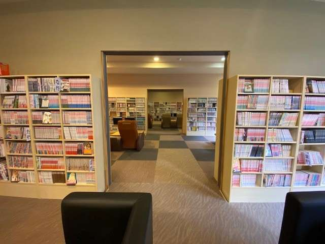 テレビ付きソファーもある自慢のリラクゼーションルームでゆっくりお寛ぎ下さい。 漫画も約10,000冊以上、取り揃えております。