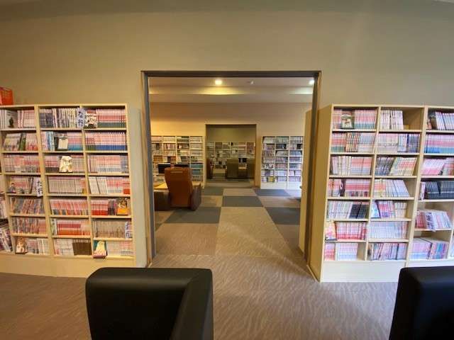 テレビ付きソファーもある自慢のリラクゼーションルームでゆっくりお寛ぎ下さい。 漫画も約10,000冊以上、取り揃えております。