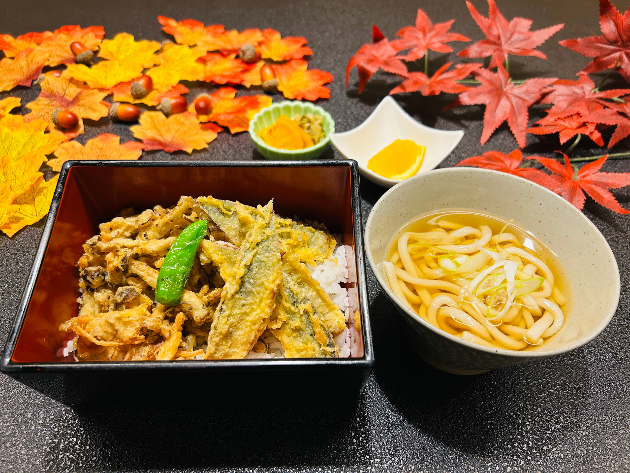 秋刀魚とキノコのかき揚げ重セット、秋と言えばサンマ!キノコ!!秋の味覚を天ぷらにしてお重にのせました♪秋の味覚をお楽しみください。