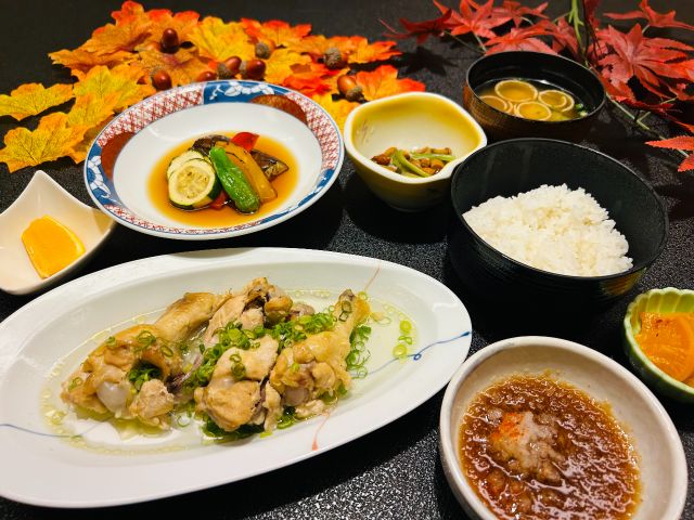 手羽元ホロホロ煮と野菜の焼き浸しセット。手羽元をじっくり煮込み柔らかくしました。ピリ辛の卸しポン酢でさっぱりと召し上げれ。