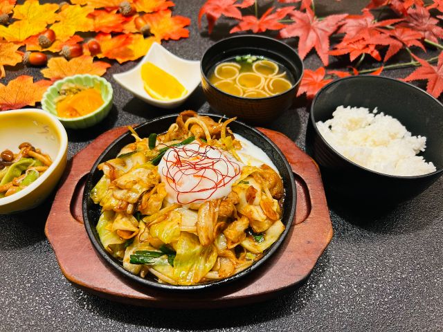 豚キムチ鉄板焼き温玉のせセット。食欲の秋にガッツリと食べられます。温玉をくじして混ぜた豚キムチをご飯と一緒に召し上がれ。