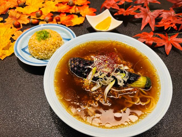 麻婆茄子麺と焼飯セット。秋ナスを使った麻婆案とラーメンが融合♪肉みそもしっかりとした味で焼飯とも相性抜群です。是非ご賞味あれ。