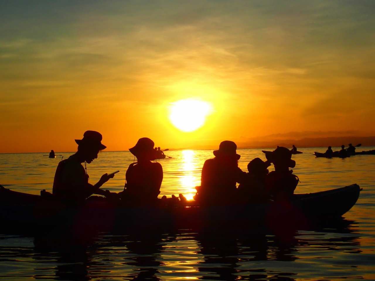 カヤックに揺られながら夕陽を眺める