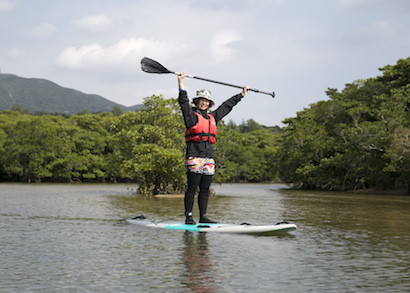 石垣島のマングローブ林をSUPで探検