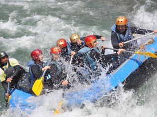 爽快な水しぶきを浴びて激流と興奮の渦に巻かれよう!