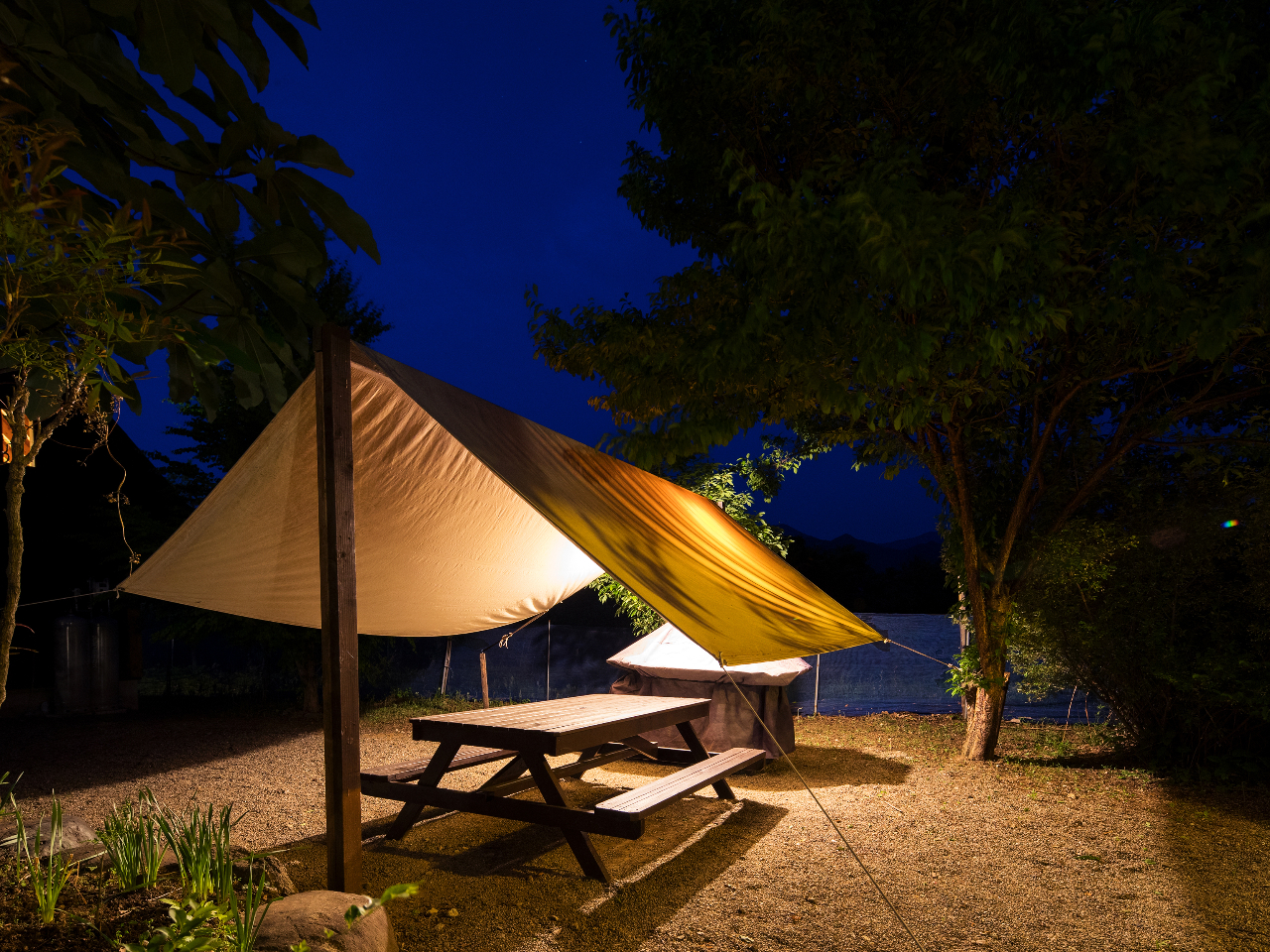 BBQスペース タープテントが張ってあるので楽ちんです♪