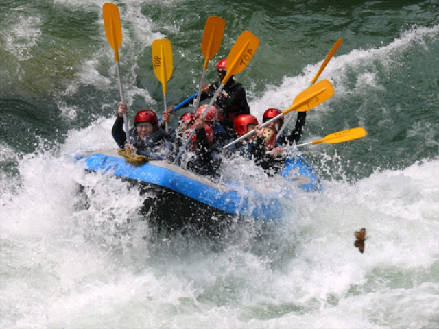 爽快な水しぶきを浴びて激流と興奮の渦に巻かれよう!