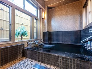 2017年2月に完成した家族風呂。お湯は使用毎に入れ替え、たっぷりと源泉かけ流しで温泉を堪能していただけるほか、貸し切り風呂ならではのプライベート空間も魅力☆