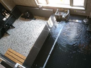 2017年2月に完成した家族風呂。お湯は使用毎に入れ替え、たっぷりと源泉かけ流しで温泉を堪能していただけるほか、貸し切り風呂ならではのプライベート空間も魅力☆