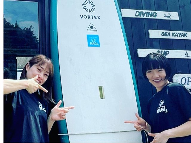 ボードの前で記念撮影