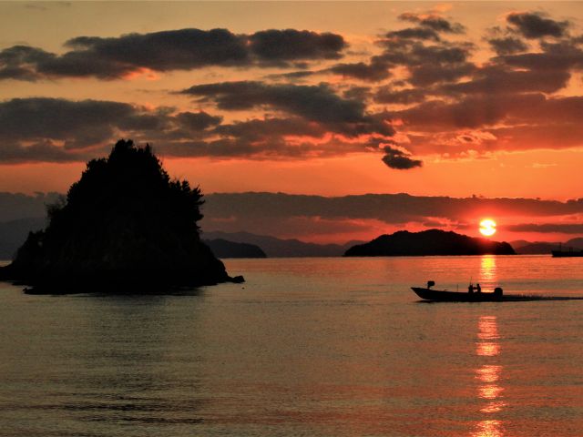 夕日をバックにSUPに乗って思い出の写真を!