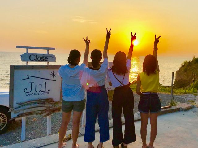 夕日をバックに記念撮影