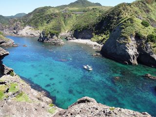体験の舞台となるのは、南伊豆の隠れ家ビーチ・ヒリゾ浜!ボートでしか行くことのできない、伊豆随一の高い透明度を誇る場所です。