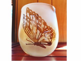 サンドブラストは砂を吹き付けて文字や絵をガラスに描きます。