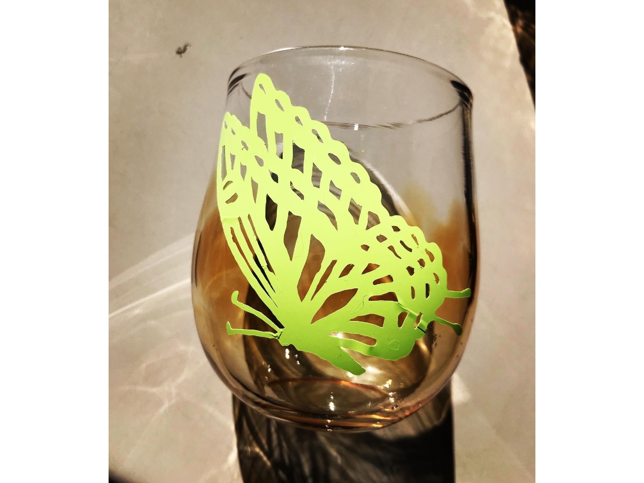 オリジナルシールの完成、グラスに貼ってマスキングをします。