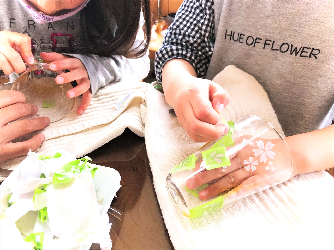 砂を当てた後はシールをはがしていきます。どうなっているかな?お楽しみの瞬間です。