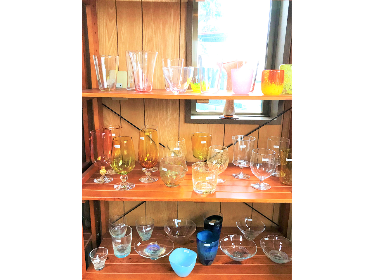 吹きガラスで制作された生地です、オプションでワイングラスなどもお選びいただけます。