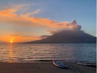 ホテル南洲館から車で10分 絶景活火山 桜島を眺め サップで漂いながら朝焼けマジックアワー体感しませんか? 運が良ければ爆発シーンやイルカにも遭遇できますよ。