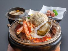 テーブルに七輪を置いて豪快に炭火焼が楽しめます。素材そのものの美味しさを味わって下さい。