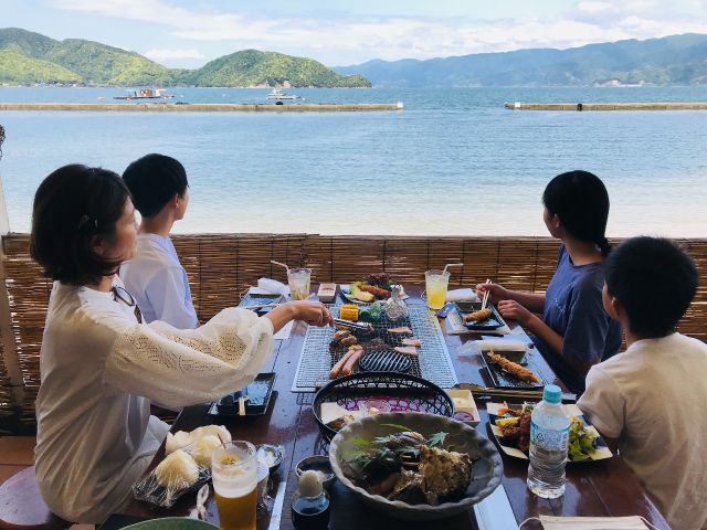 目の前に敦賀湾が広がる抜群のロケーション!1テーブル最大8名がけ(コンロ2口)なので大勢グループさんのときはテーブルをくっつけてパーティースタイルも可能で♪