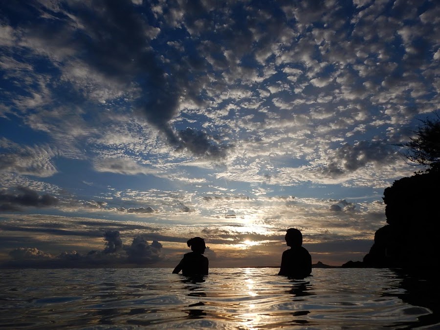 貸切ビーチで時間を忘れサンセットを待つ。