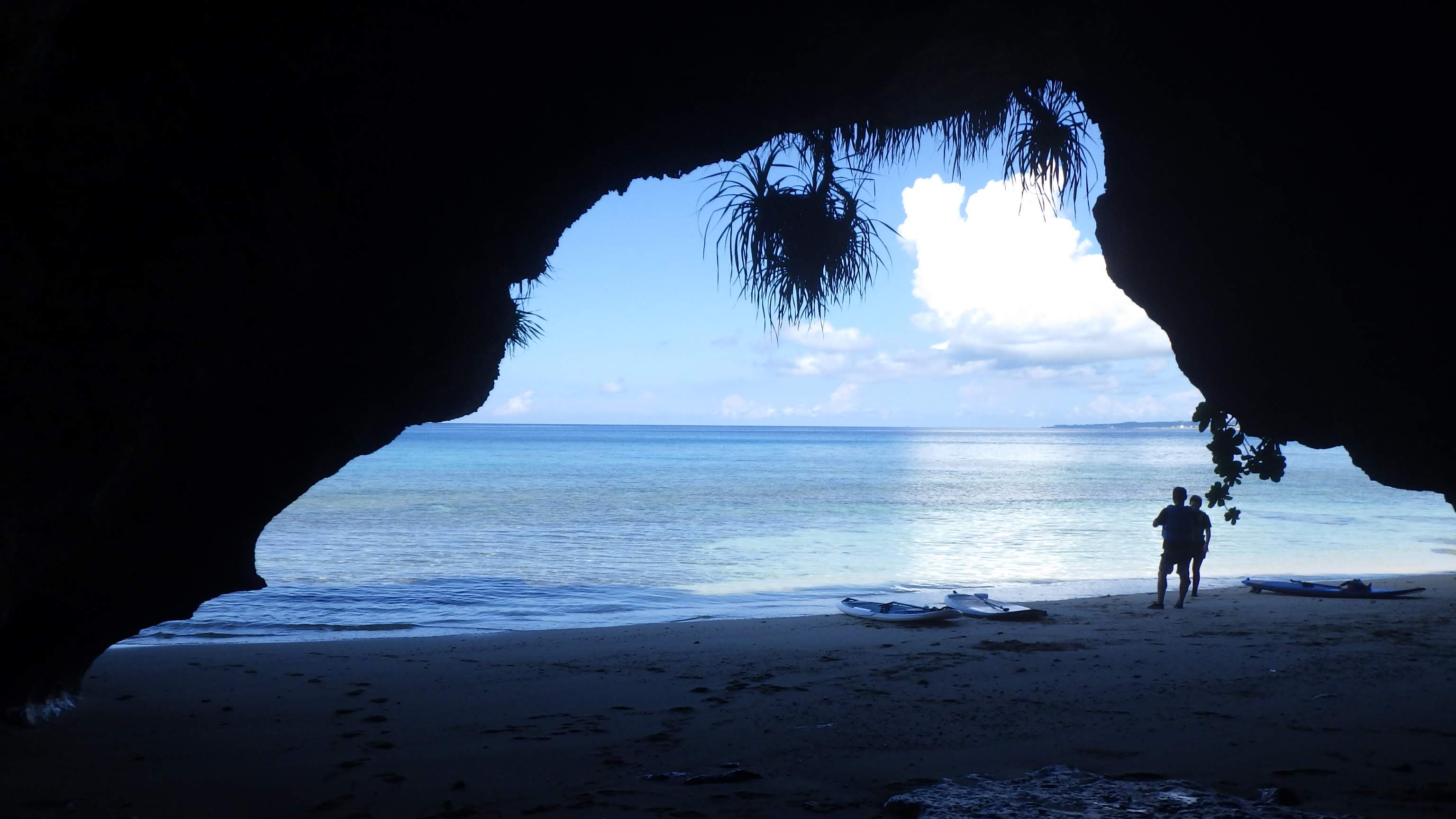 SUPでしか行けない洞窟へ!ドキドキわくわくの冒険気分♪