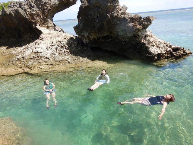 水に浮いてクールダウン