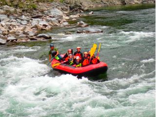 波のある激流に子供たちも大はしゃぎ。