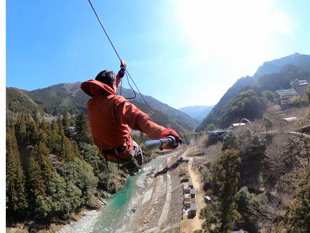 フォレストアドベンチャー祖谷のロングジップスライドは360m越えのロングジップスライドです♪