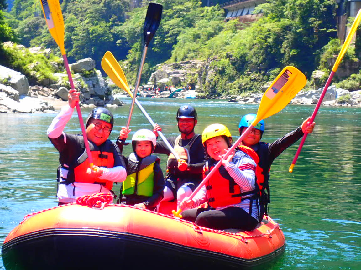 漕ぎ方の説明を受けいざラフティングスタート♪