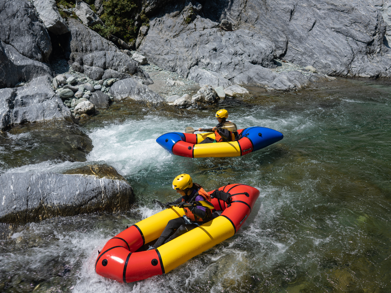 小さな波のある所をパックラフトで進んで行きます