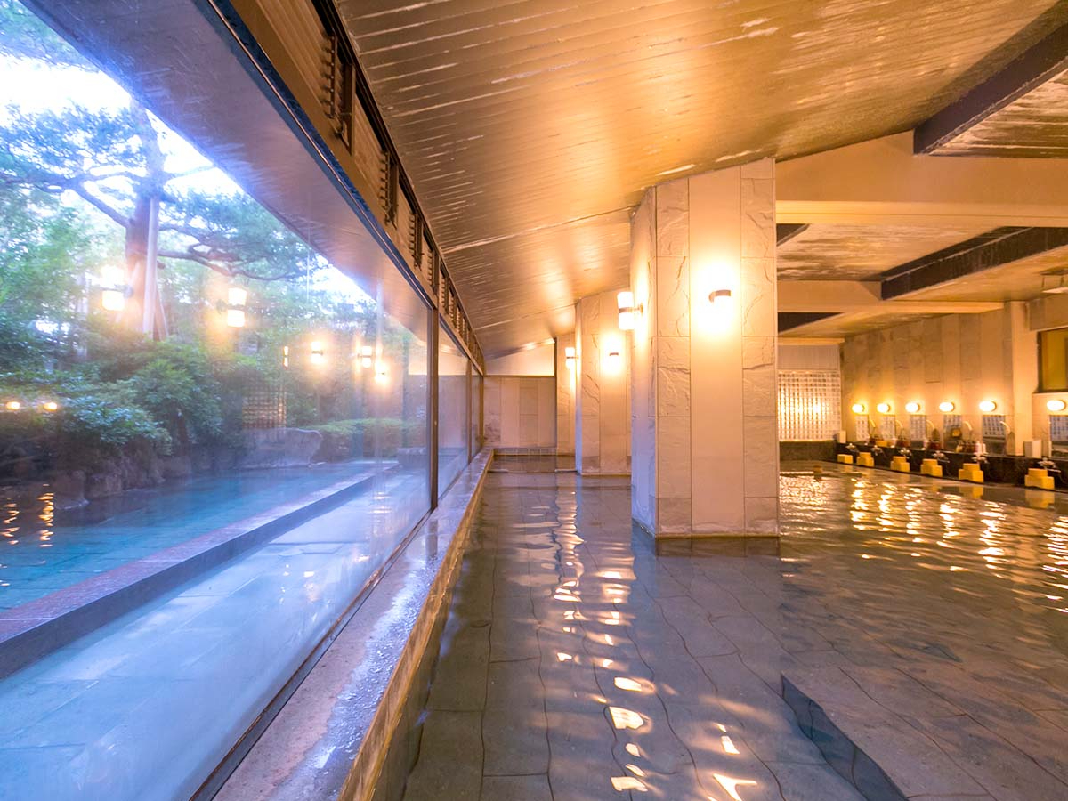 【豊明(ほうめい)】男性大浴場。1300年から湧く効能豊かな湯をお楽しみください。
