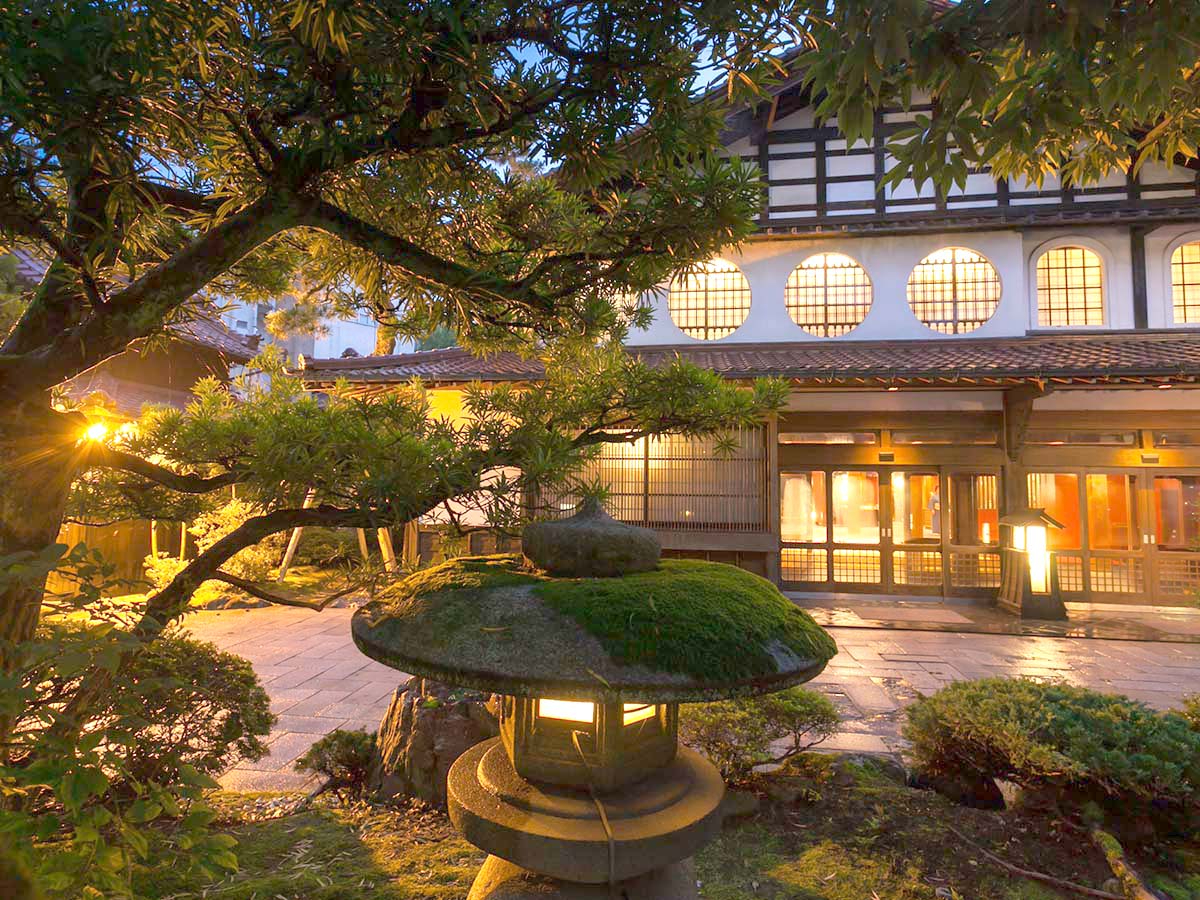 【北陸最古の宿】国の重要指定文化財に登録された法師の玄関棟