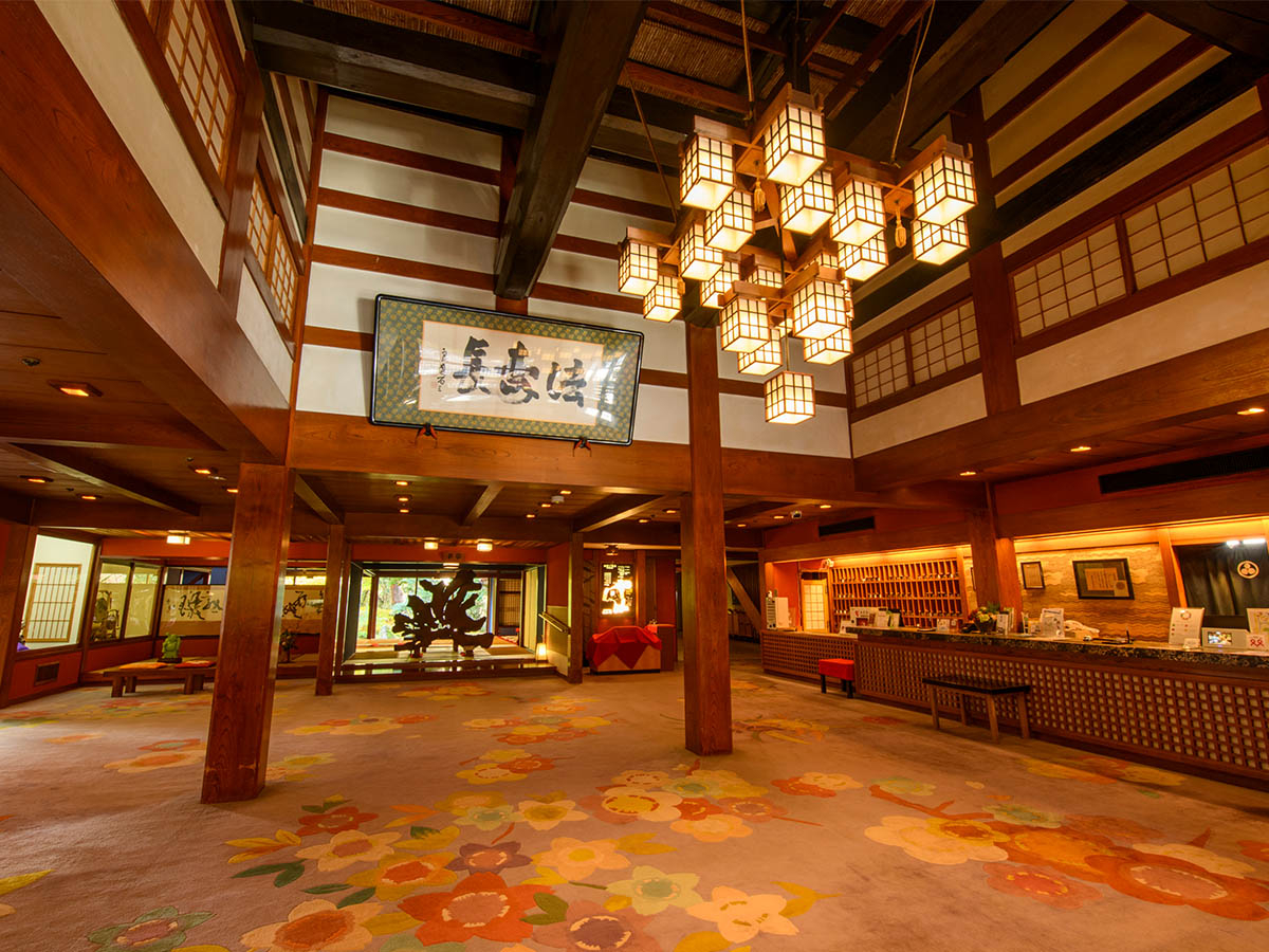 【玄関ロビー】国の重要指定文化財に登録されている建屋にある玄関ロビー。