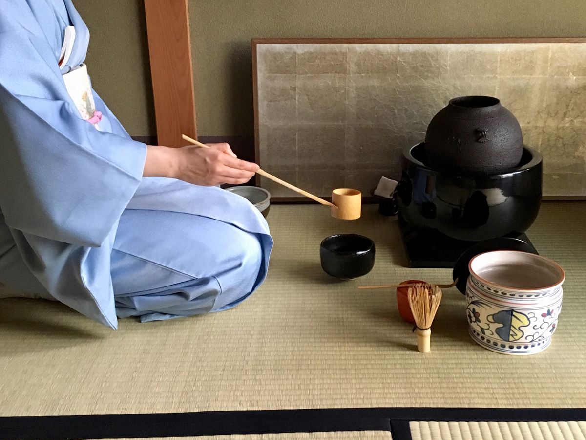 Watch the authentic procedure of tea preparation