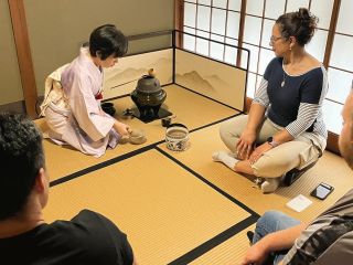 Attend the ceremony as real guests. 本格的なお茶席を体験