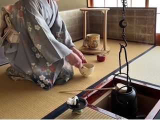 季節に合わせたちょっと本格的な薄茶席をお楽しみください