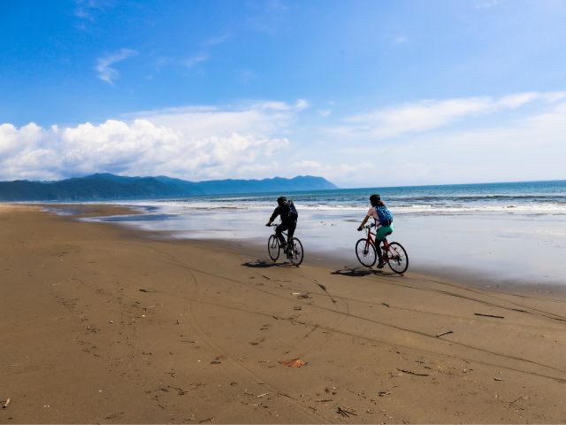 太平洋の波打ち際もサイクリング。砂がしまっている静狩海岸ならでは!
