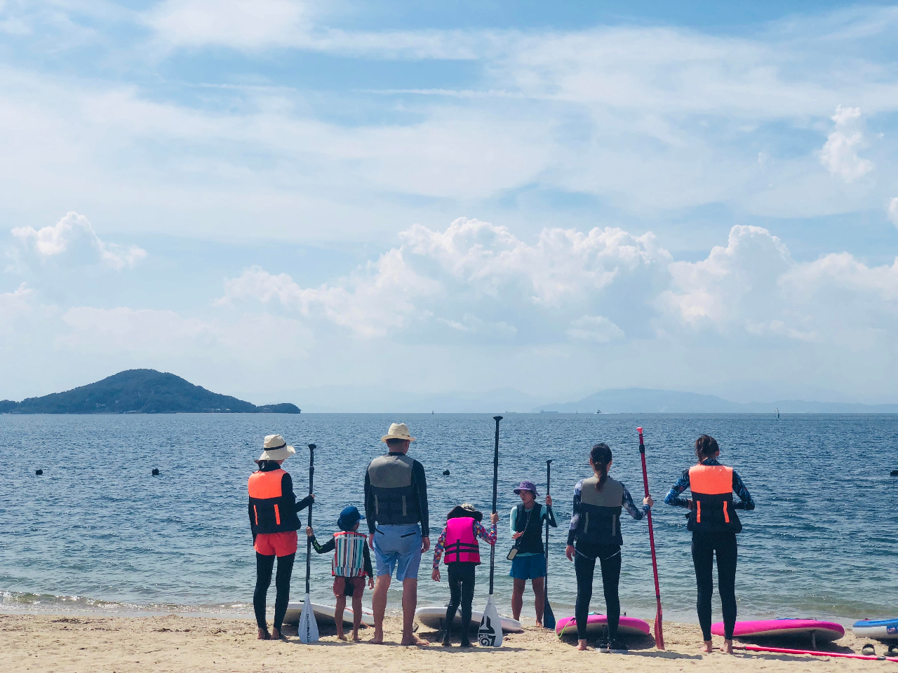 出発前にインストラクターが丁寧にレクチャーするので初心者の方も安心です。当日の風の向きで行き先を決めます。