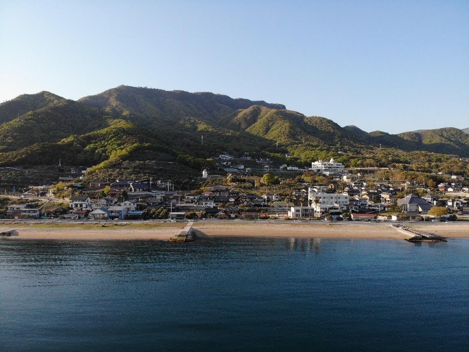 海の上からギリシャ風車やオリーブ公園を眺めよう。