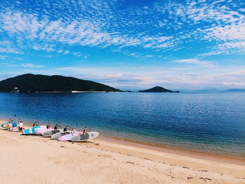 小豆島南側国道436沿い、道の駅小豆島オリーブ公園のふもとに約700mの砂浜続く、小豆島最大の海水浴場。穏やかでキラキラ光る海辺と透き通るような青い空。