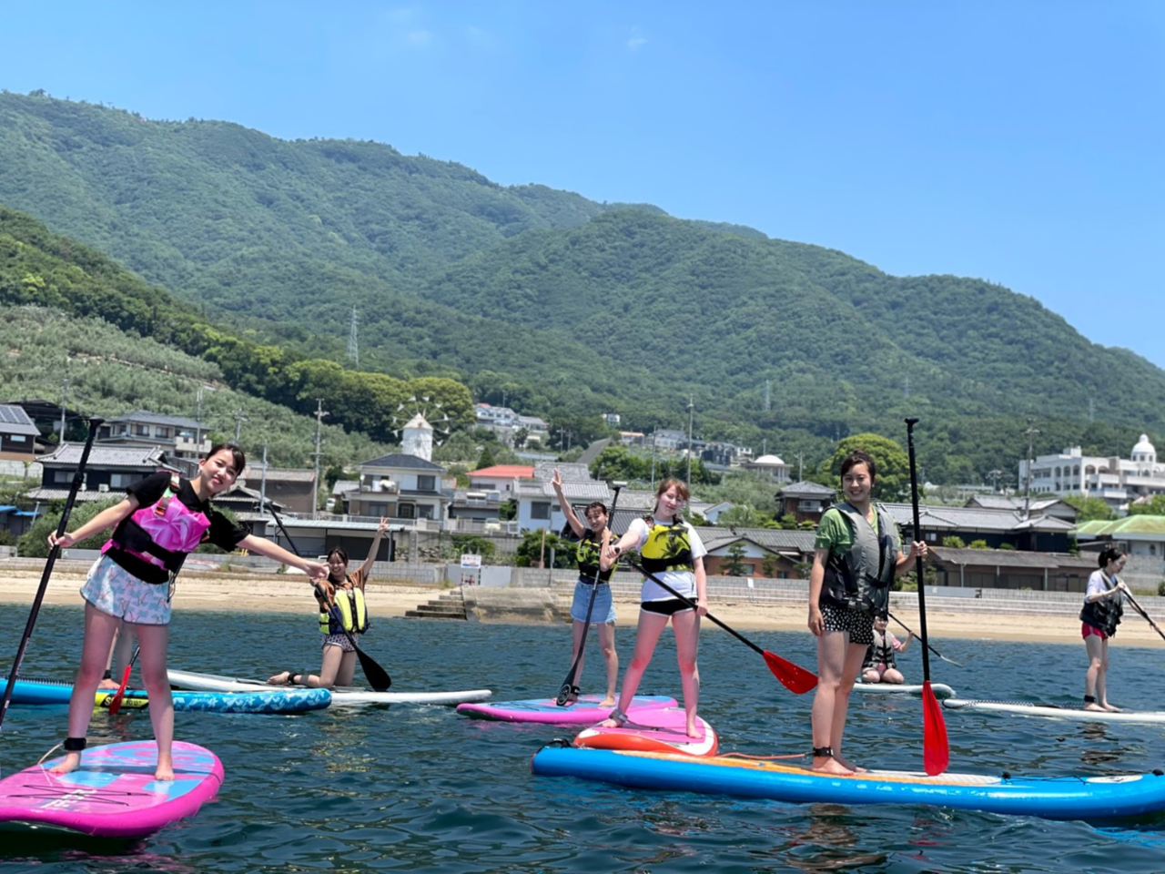 ギリシャ風車やオリーブ公園を海の上から眺める景色は格別です