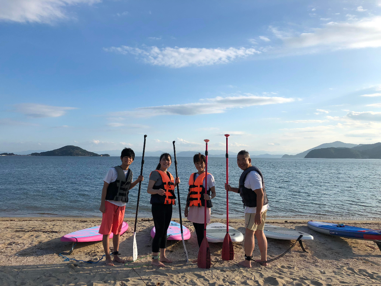 出発の時間はまだまだ明るい。二つの景色を味わえるのがサンセットタイムの特権。