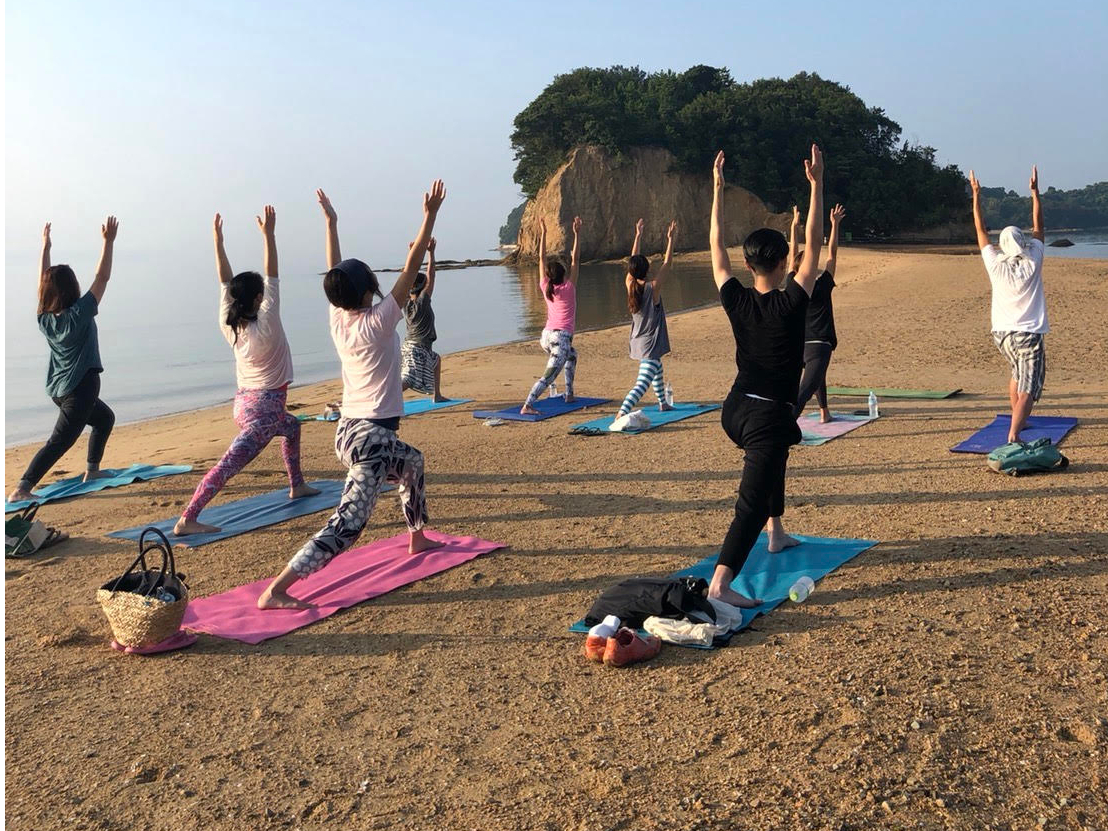 オリーブビーチでビーチヨガ体験。心も身体もリフレッシュ。