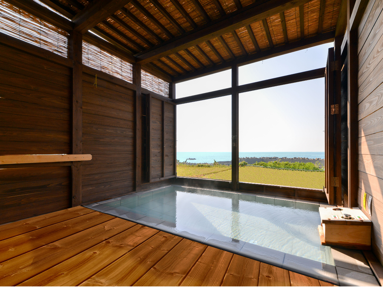 <露天風呂からの日本海が絶景!> 源泉かけ流し100%の温泉を堪能♪ タオル&バ...