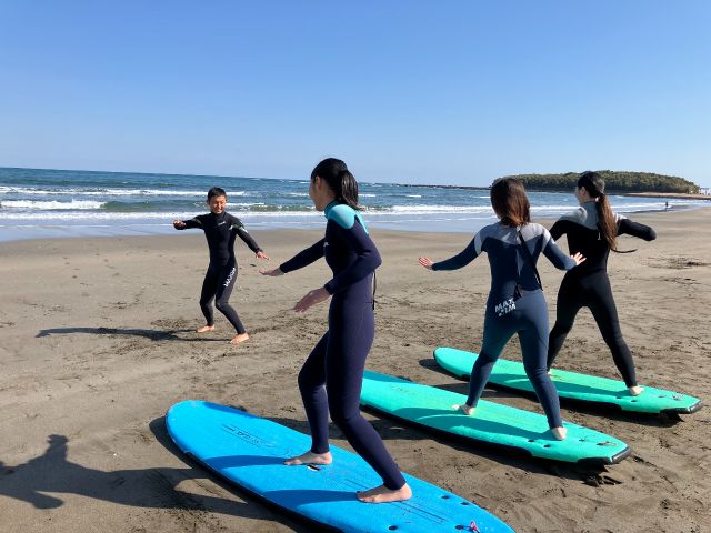 ☆サーフボードの上に立つ「テイクオフ」の練習☆