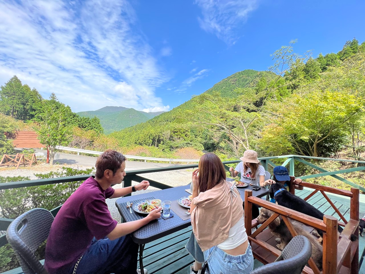 オプションのお食事はテラスで♪※ご予約の状況によりお受けできない場合がございます。