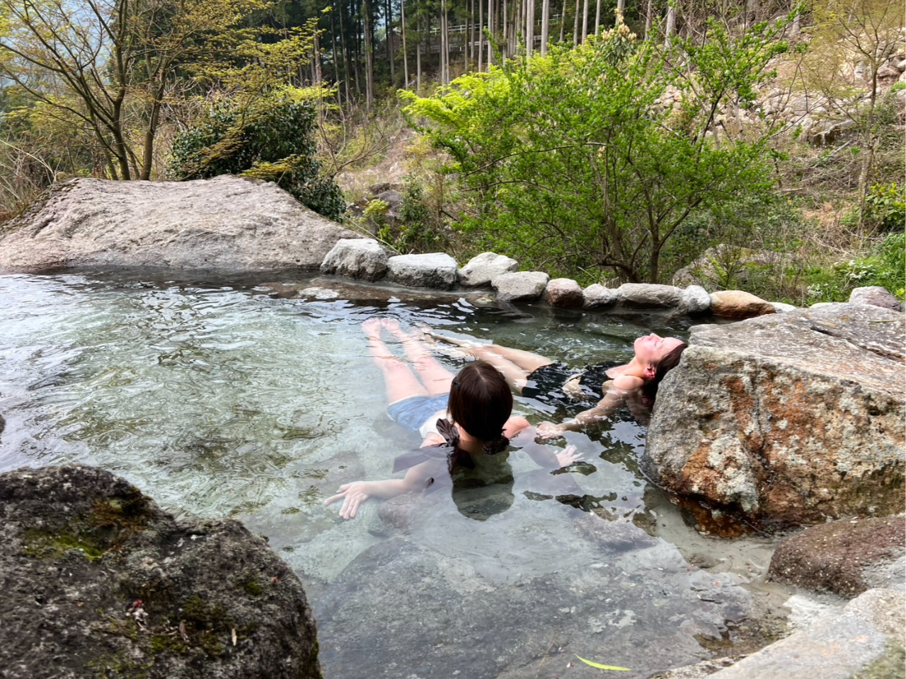 湧き水をそのままダイレクトに感じる手作りの岩風呂。年間通して平均約14度の水が火照った体をマイルドに包み込む。