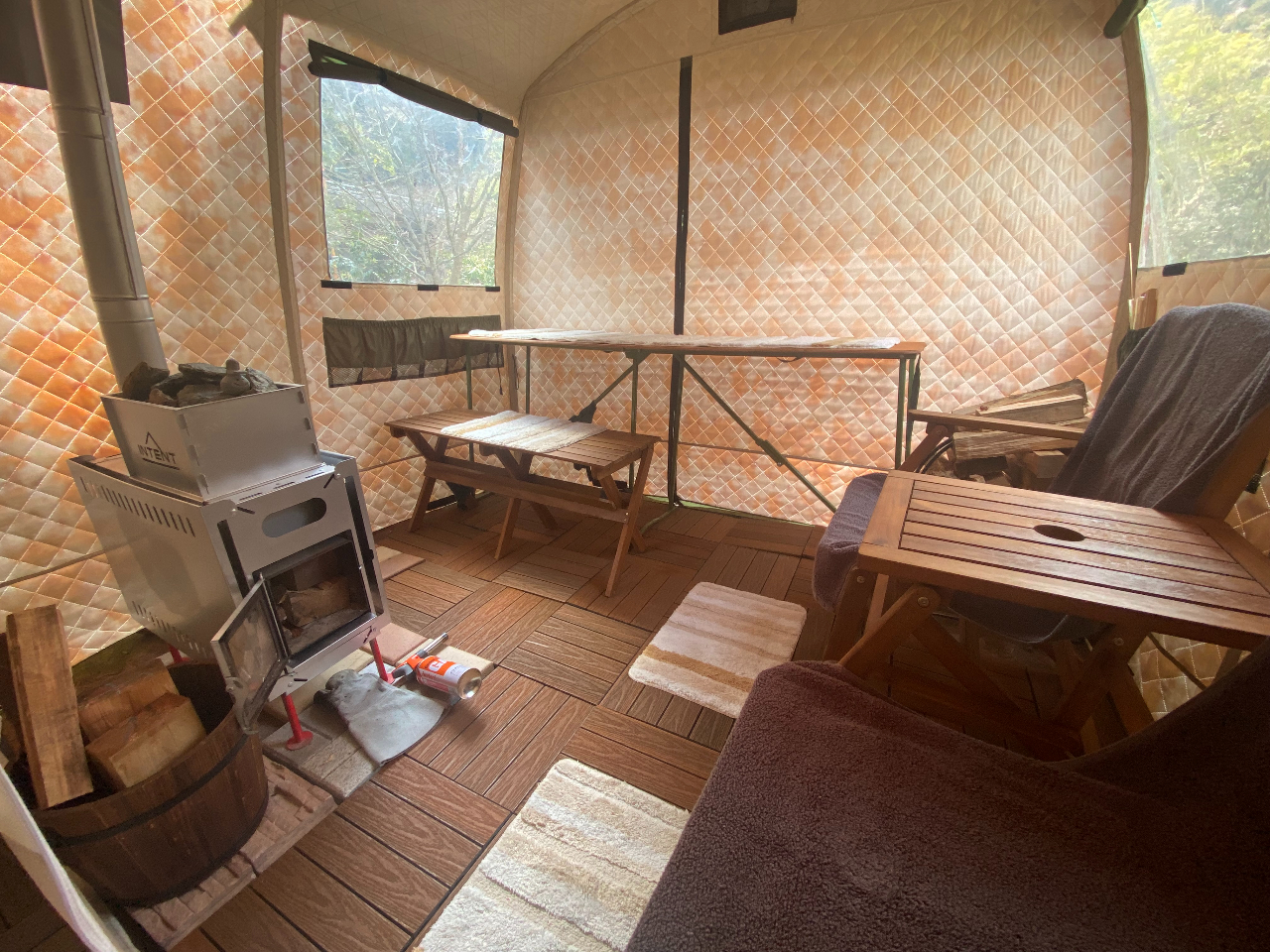 テントの中とは思えないほどの広々としたサウナ室。